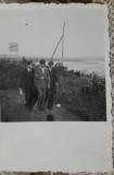 Fotografie, trei barbati la plimbare prin parcul Prefecturii, pe malul Dunarii, 1943
