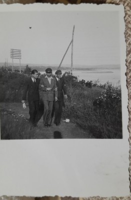 Fotografie, trei barbati la plimbare prin parcul Prefecturii, pe malul Dunarii, 1943 foto