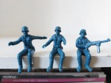 Lot 3 figurine soldati de plastic albastru, nemarcati, vechi / vintage, positie sezut, 5cm