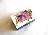 Cutie Lemn Decorata Manual, Mov cu Alb, Decupaj, Buchet Flori Mov, 9x5.5x5 cm, Handmade