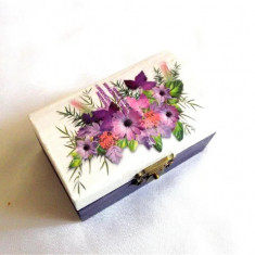 Cutie mov cu alb, cutie lemn decorata cu buchet de flori mov 43627