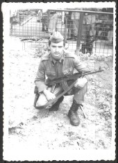 FOTOGRAFIE - GALAȚI 1993 - SOLDAT &Icirc;N UNIFORMĂ MILITARĂ - STAGIU MILITAR