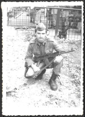 FOTOGRAFIE - GALAȚI 1993 - SOLDAT &amp;Icirc;N UNIFORMĂ MILITARĂ - STAGIU MILITAR foto