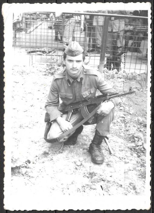 FOTOGRAFIE - GALAȚI 1993 - SOLDAT &Icirc;N UNIFORMĂ MILITARĂ - STAGIU MILITAR