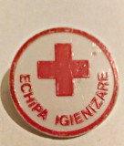 MEDICINA INSIGNA CRUCEA ROSIE INSIGNA ECHIPA IGIENIZARE 30,45 MM, Romania de la 1950