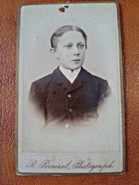 Fotografie pe carton, adolescent, perioada interbelica