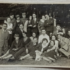 Tineri la picnic, cu vioara// fotografie Romania interbelica