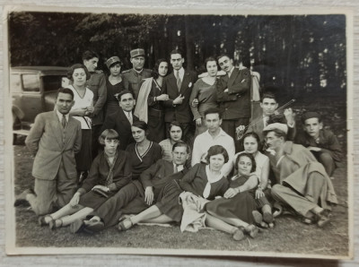 Tineri la picnic, cu vioara// fotografie Romania interbelica foto