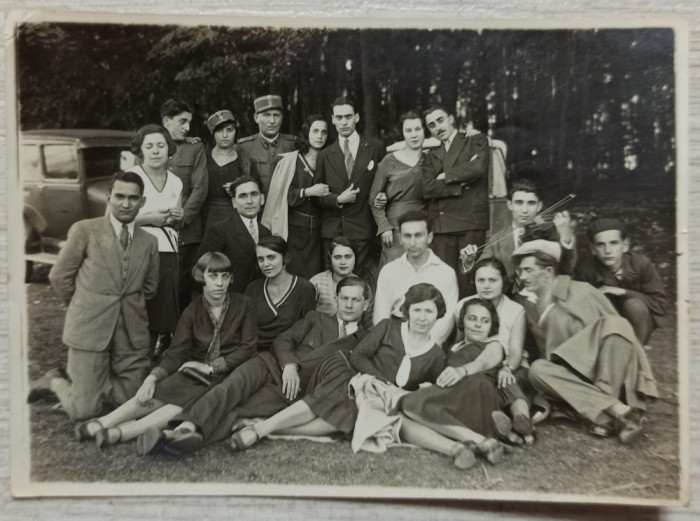 Tineri la picnic, cu vioara// fotografie Romania interbelica