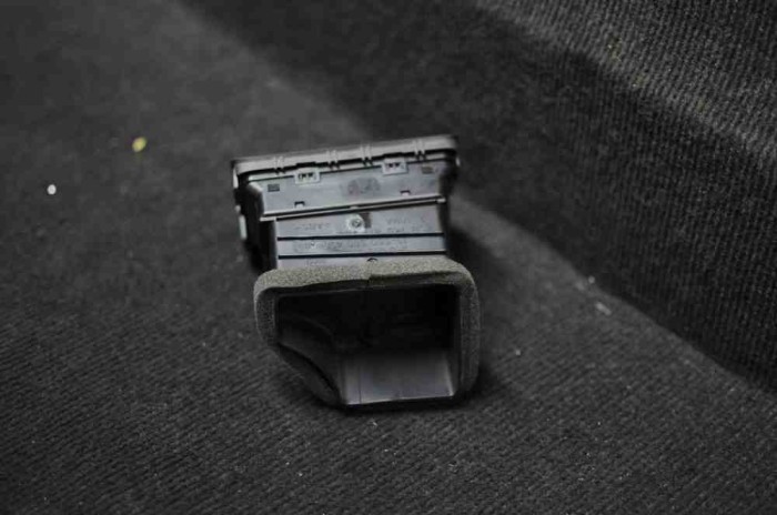 Gura de ventilație planșa de bord VW GOLF V 1K1 2003 OEM: 1K0819710 1771592