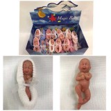 Nou nascut baietel somnoros alb lumanare botez