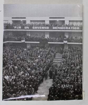 IMAGINE CU PARTICPANTI LA CONGRESUL AL VIII - LEA AL PARTIDULUI COMUNIST ITALIAN , FOTOGRAFIE DE PRESA , 1956 foto