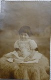 Fotografie tip Carte Postala, Fetita cu rochita din dantela, perioada interbelica