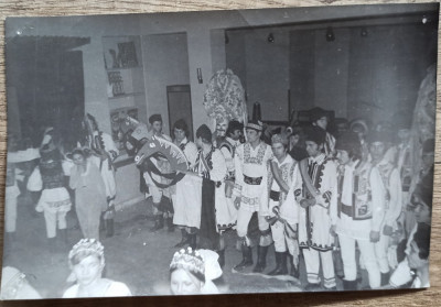 Studenti romani dansand Calusarul// fotografie perioada comunista foto