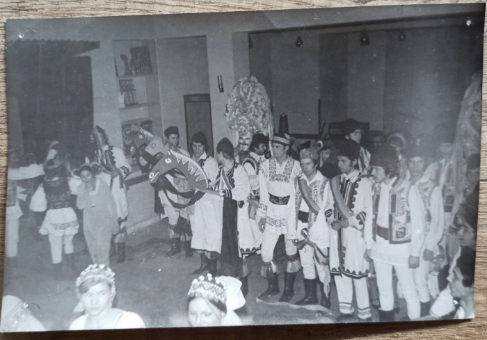 Studenti romani dansand Calusarul// fotografie perioada comunista