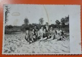 Fotografie tip carte postala, circulata, grup pe plaja din Stoenesti