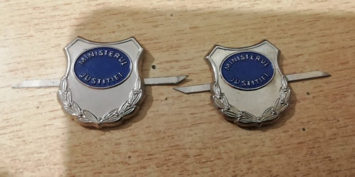 S 33 - semne de arma - metalice - minsterul justitiei - argintii
