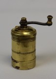 R&acirc;șniță veche de călătorie pentru piper sau alte mirodenii - otomană - alamă - cca.1900
