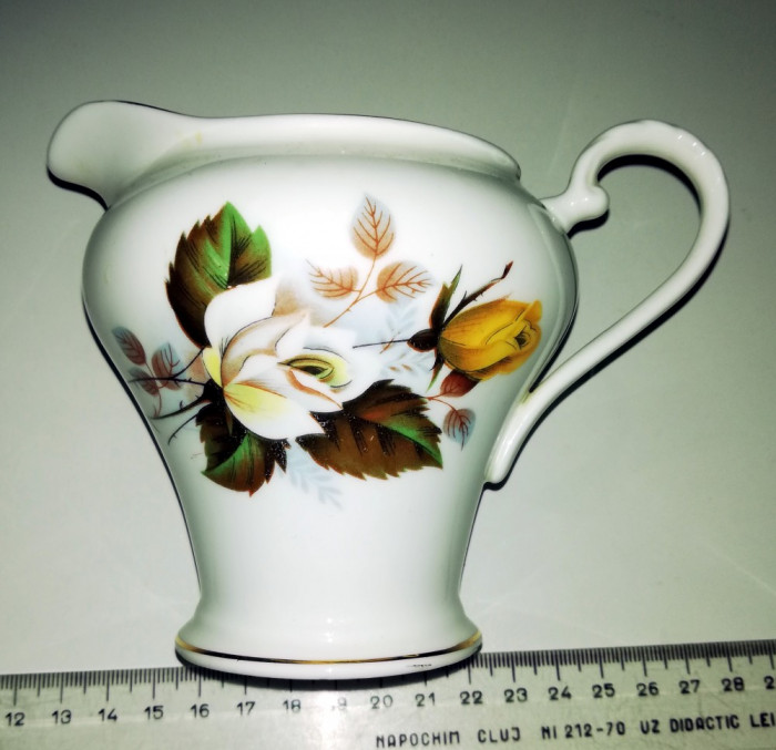 LOT 3 OBIECTE VECHI PORTELAN , CHURCHILL , BONE CHINE ...