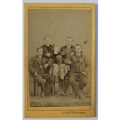PATRU BARBATI LA MASA , FOTOGRAFIE TIP C.D.V . , MONOCROMA , LIPITA PE CARTON , SFARSITUL SEC. XIX