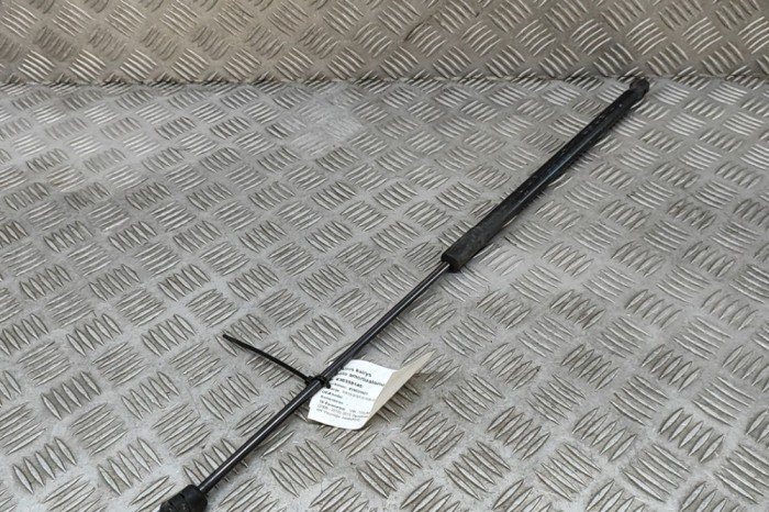 Amortizor capota st&acirc;nga față VW TOUAREG 7P5 2015 OEM: 7P6823359 30358145