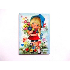 Blonda cu flori in brate pe un camp de flori, magnet frigider 36006