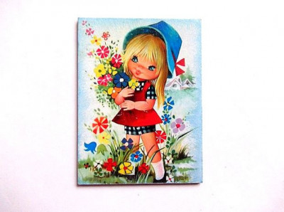 Blonda cu flori in brate pe un camp de flori, magnet frigider 36006 foto