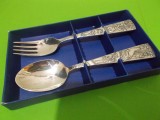 Set pentru copii - lingurita si furculita argintate , marcate , decorate in relief, Ornamentale