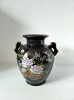 Vaza portelan JAPAN neagra cu flori, margini aurii, 2 manere, vintage