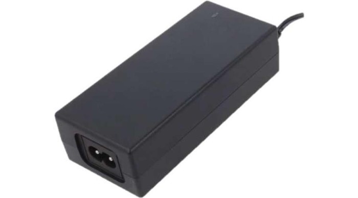 T&aacute;pegys&eacute;g POS POSC12300D-C8-25, POSC 12V/3A/36W, asztali, gniazdo AC: IEC C8, wtyk DC:2.5/5.5 (+)