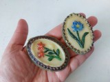 * 2 tablouri miniatura decor ceara, cu flori, 6x4cm, vintage, decor casa papusii, colectie, etc.