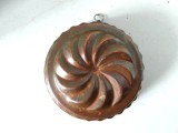 Forma de copt prajitura / briosa / guguluf, de tabla/metal aramiu pe exterior, decor bucatarie, terasa, restaurat, brutarie, patiserie, etc