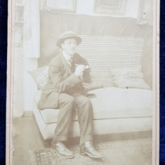 BARBAT CU PIPA , POZAND IN INETRIOR , FOTOGRAFIE LIPITA PE CARTON , CC. 1900