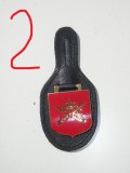 QW8 12 - Insigna - tematica militara - arme incrucisate, coroana - suport piele, Europa