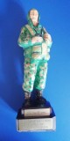 D16 - Statuieta parasutist militar cu soclu - parasutism - piesa de colectie