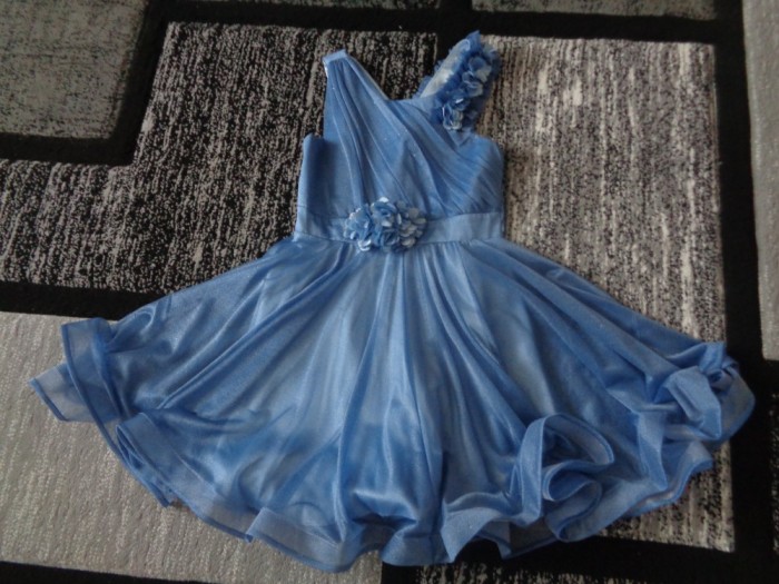 Vand rochie ocazie fetita.