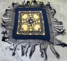 Sal mare vintage Mant&oacute;n de Manila matase neagra cu broderie aurie (piano shawl), sal flamenco spaniol, 120x120cm (+ franjuri de 60cm lungime)