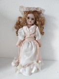 Papusa portelan, vintage, 31cm inaltime, in haine de epoca