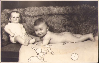 HST P1283 Poză copil cu păpușă studio Jan Michel Brăila interbelică foto