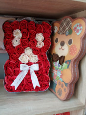 Aranjament cu 47 trandafiri de sapun in cutie model ursulet foto