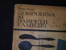 GOSPODINA SI OASPETII FAMILIEI-DRAGA NEAGU-144 PG- foto