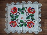 Fata de masa taraneasca veche lucru manual cusatura pe panza tesuta in casa, margini dantela crosetata, 72x 87cm