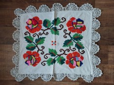 Fata de masa taraneasca veche lucru manual cusatura pe panza tesuta in casa, margini dantela crosetata, 72x 87cm