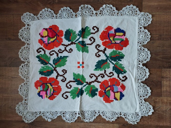Fata de masa taraneasca veche lucru manual cusatura pe panza tesuta in casa, margini dantela crosetata, 72x 87cm