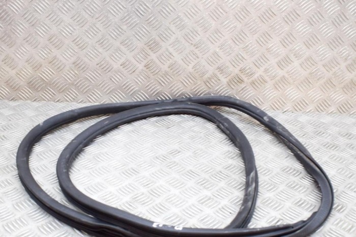 Garnitura ușă st&acirc;nga spate PORSCHE CAYENNE 92A 2012 OEM: 7P0867367D | 20361315