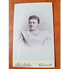 Fotografie pe carton, bust femeie, perioada interbelica