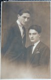 Fotografie tip Carte postala, doi tineri prieteni, perioada interbelica