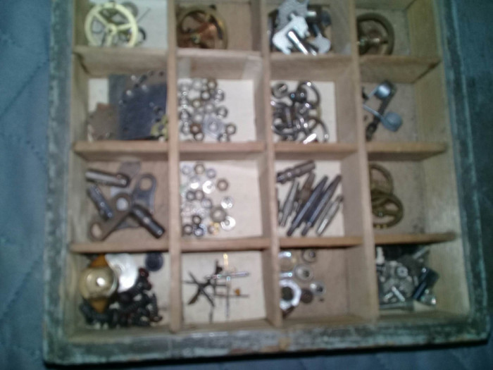 cutie lemn compartimentata,Lot piese-componente ceasuri vechi,stare cum se vad