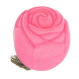 Cutie din catifea pentru inel &ndash; trandafir roz cu frunze