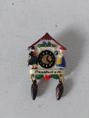 Insigna - ceas cu cuc, Germania, Frankfurt am Main, plastic, 4cm, ac metalic, vintage, colectie